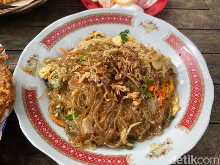 Joglo Nusantara: Makan Mi Lethek dan Nasi Liwet di ‘Hutan’ Pinggir Situ Pengasinan