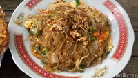 Salah satunya mi lethek yang terbuat dari tepung tapioka dan singkong. Mi lethek dibuat seperti mi goreng sayuran dengan banyak topping.
