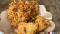 Mau ngemil? Joglo Nusantara sediakan gorengan enak seharga Rp 3 ribu per buah. Jangan sampai melewatkan bakwan sayur yang garing, gurih, dan renyah.