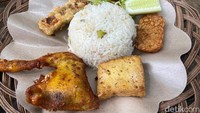 Kalau kamu mau makan nasi, ciciplah nasi liwet ayam di sini. Harganya Rp 30 ribu dengan pendamping oncom goreng tepung, tahu tempe goreng, dan sambal terasi.