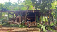 Sementara tempat makannya punya nama sendiri, Warung Kangen Desa. Namun karena Joglo Nusantara lebih dulu berdiri, orang-orang mengenal tempat makan ini dengan nama Joglo Nusantara.