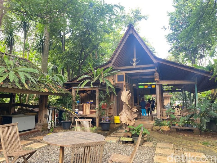 Joglo Nusantara: Makan Mi Lethek dan Nasi Liwet di ‘Hutan’ Pinggir Situ Pengasinan