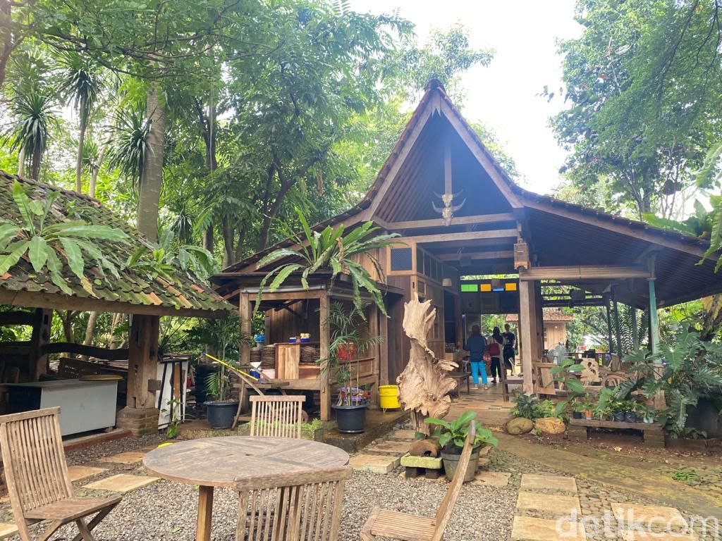 Joglo Nusantara: Makan Mi Lethek dan Nasi Liwet di 'Hutan' Pinggir Situ Pengasinan