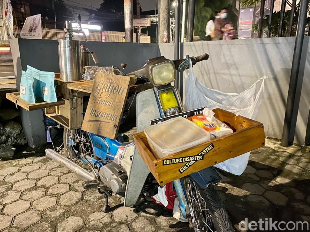 Unik! Kedai Kopi Guyon Jualan Kopi Pakai Motor Tua V80