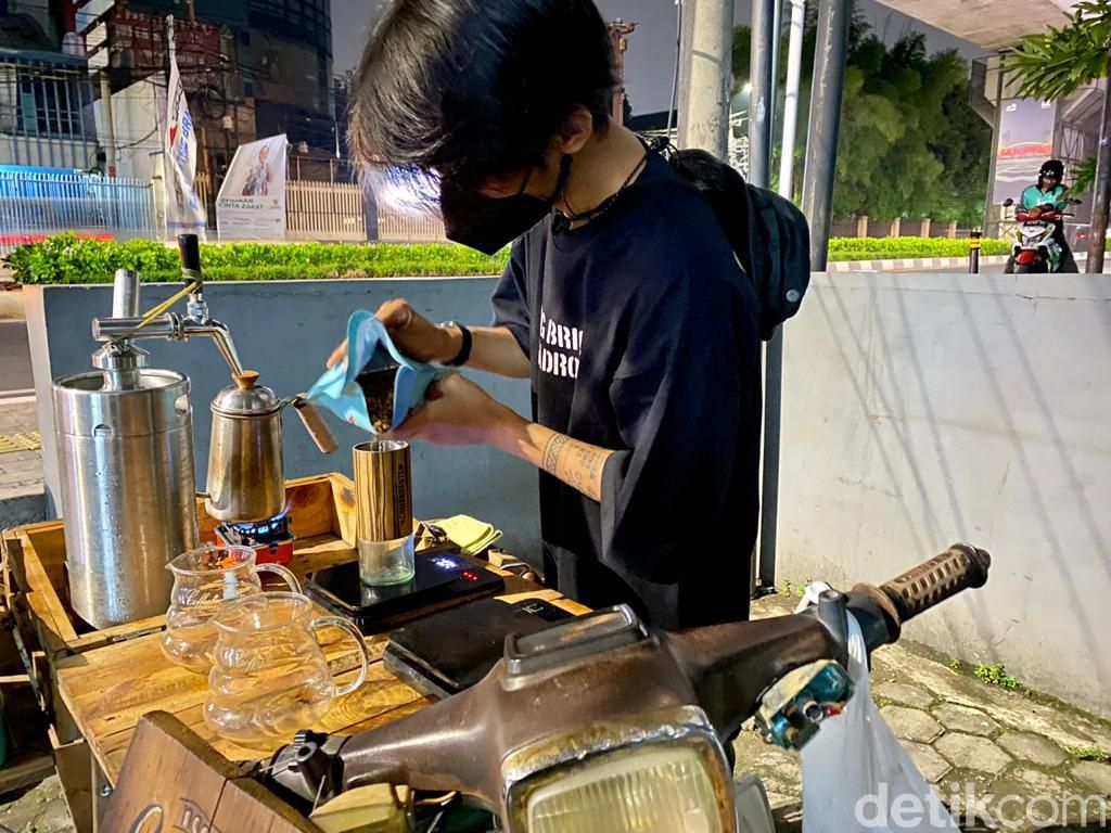 Unik! Kedai Kopi Guyon Jualan Kopi Pakai Motor Tua V80