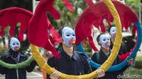 Mereka menggelar aksi dengan membawa spanduk serta logo Olimpiade Beijing.