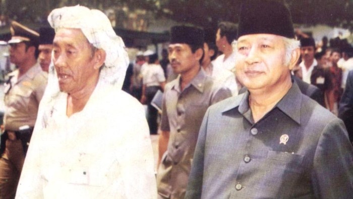 Kiai Asad dan Presiden Soeharto di arena Muktamar NU di Situbondo, Jawa Timur 1984