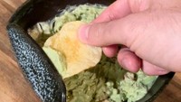 Terlihatnya aneh, tapi mangkuk dengan desain seperti ini sangat membantu untuk mengambil saus dengan makanan.