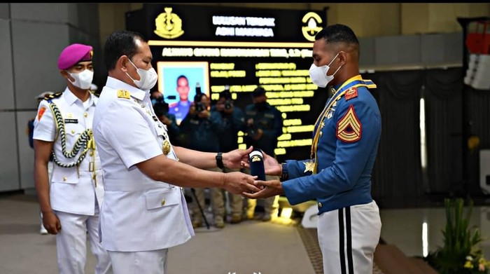 KSAL memberikan Adhi Makayasa pada putra Papua