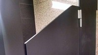 Kalau pintu toilet umum begini, mending tahan dulu aja deh.Foto: Dok.BRIGHT SIDE.