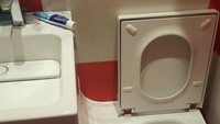 Masa wastafel nempel dengan toilet, kan jadi seperti seluncuranFoto: Dok.BRIGHT SIDE.