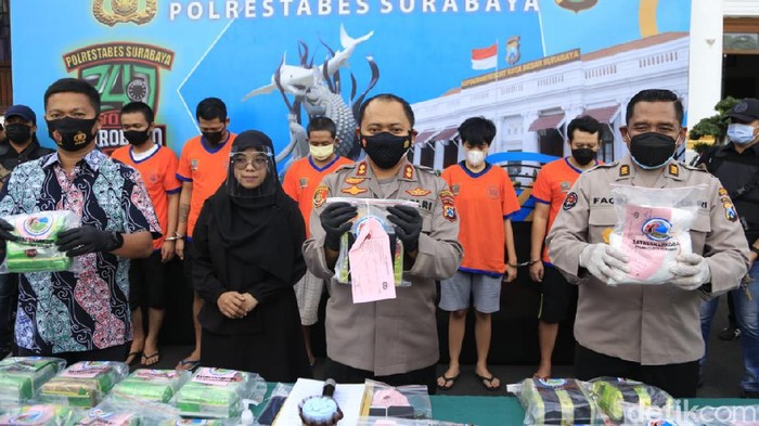 Polisi Surabaya membongkar peredaran narkoba jaringan internasional. Lima kurir ditangkap dan 20,5 kilogram sabu disita.