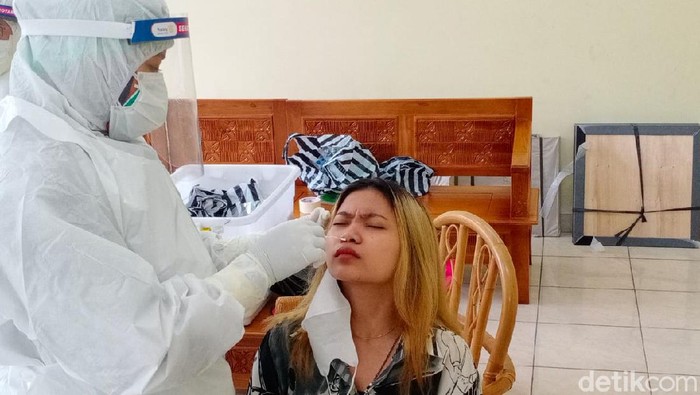 Mahasiswa ISI Solo menjalani swab antigen di kampus Mojosongo, Solo.