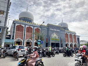 Masjid Agung Brebes Tetap Gelar Salat Jumat di Tengah Zona Merah