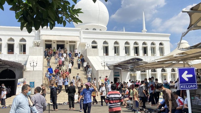 Masjid Al Azhar, Kebayoran Baru, Jakarta Selatan, tetap menggelar salat Jumat (25/6/2021). Namun dengan kapasitas 25% dari total kapasitas mencapai 1.000 orang.