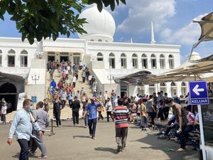 Masjid Al Azhar Jaksel Gelar Salat Jumat Kapasitas 25%, Begini Potretnya
