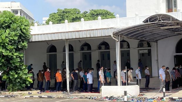 Masjid Al Azhar< Jakarta Selatan, tetap menggelar salat Jumat, dengan kapasitas 25%, Jumat (25/6/2021).