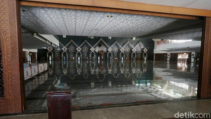 Masjid At Tin Hari ini Masjid Agung At Tin Taman Mini Indonesia Indah (TMII), Jakarta Timur, tetap menggelar Salat Jumat berjamaah. Pihak masjid menerapkan proses yang sangat ketat.