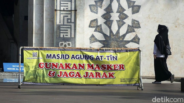 Masjid At Tin Hari ini Masjid Agung At Tin Taman Mini Indonesia Indah (TMII), Jakarta Timur, tetap menggelar Salat Jumat berjamaah. Pihak masjid menerapkan proses yang sangat ketat.