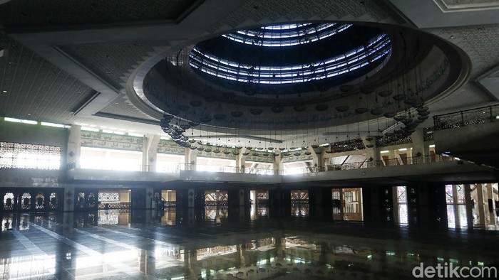 Masjid At Tin Hari ini Masjid Agung At Tin Taman Mini Indonesia Indah (TMII), Jakarta Timur, tetap menggelar Salat Jumat berjamaah. Pihak masjid menerapkan proses yang sangat ketat.