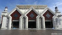 Salat Jumat masih boleh digelar di wilayah di luar zona merah dengan tetap menerapkan protokol kesehatan.