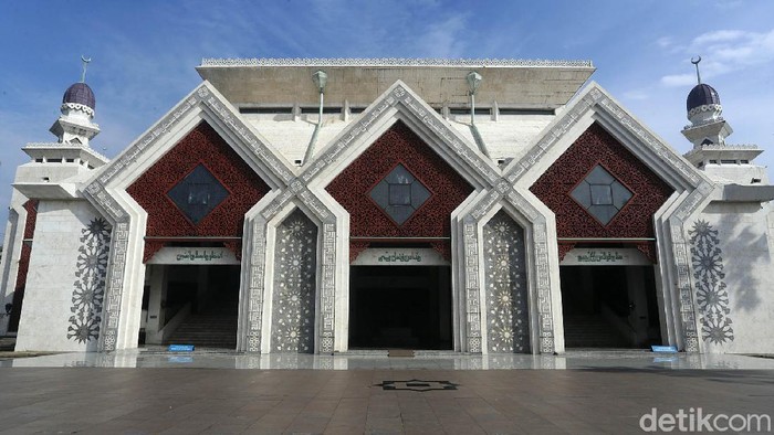 Masjid At Tin Hari ini Masjid Agung At Tin Taman Mini Indonesia Indah (TMII), Jakarta Timur, tetap menggelar Salat Jumat berjamaah. Pihak masjid menerapkan proses yang sangat ketat.