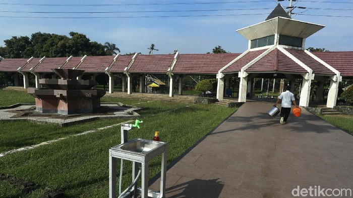 Masjid At Tin Hari ini Masjid Agung At Tin Taman Mini Indonesia Indah (TMII), Jakarta Timur, tetap menggelar Salat Jumat berjamaah. Pihak masjid menerapkan proses yang sangat ketat.