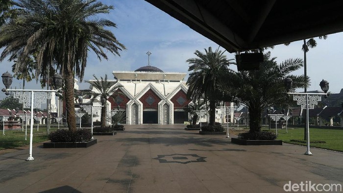 Hari ini Masjid Agung At Tin Taman Mini Indonesia Indah (TMII), Jakarta Timur, tetap menggelar Salat Jumat berjamaah. Pihak masjid menerapkan proses yang sangat ketat.