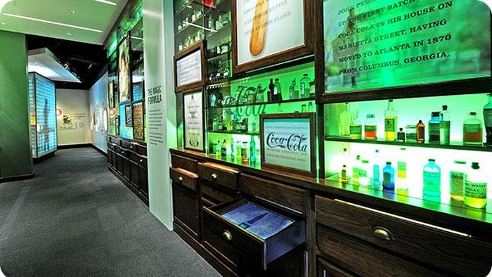 Melihat Lebih Dekat Museum Coca-cola di Atlanta Baru-baru ini saham Coca-Cola anjlok imbas Cristiano Ronaldo menggeser botol saat jumpa pers Euro 2020. Padahal minuman bersoda tersebut punya museum keren lho.