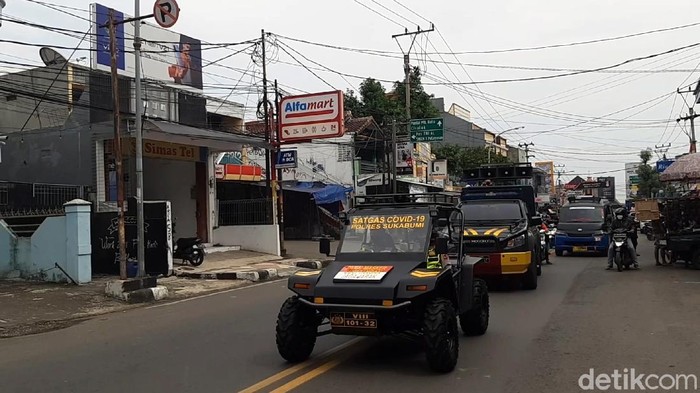 Melihat mobil Black Marlin mengaspal sosialisasikan kondisi Corona di Sukabumi