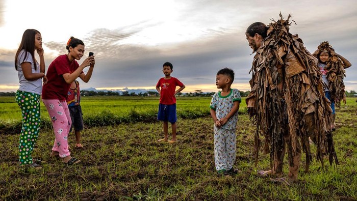 Masyarakat di desa Bibiclat di kota Aliaga, Nueva Provinsi Ecija, Filipina, mengelar Festival Taong Putik atau Manusia Lumpur.