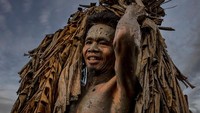 Setiap tahun, penduduk desa Bibiclat di kota Aliaga merayakan Pesta Santo Yohanes dengan menutupi diri mereka dengan lumpur, daun pisang kering, tanaman merambat, dan ranting.