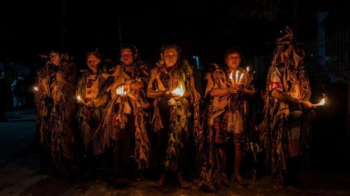 Mengintip Gelaran Festival Manusia Lumpur di Filipina Masyarakat di desa Bibiclat di kota Aliaga, Nueva Provinsi Ecija, Filipina, mengelar Festival Taong Putik atau Manusia Lumpur.