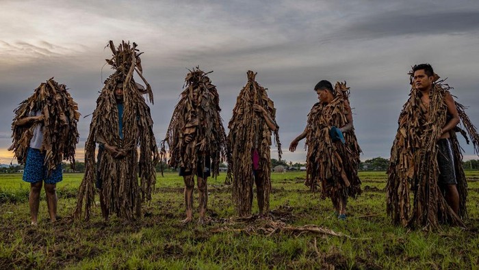 Mengintip Gelaran Festival Manusia Lumpur di Filipina Masyarakat di desa Bibiclat di kota Aliaga, Nueva Provinsi Ecija, Filipina, mengelar Festival Taong Putik atau Manusia Lumpur.