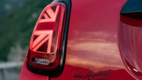 Model MINI edisi ini menggabungkan cat eksterior dalam gaya pemenang reli bersejarah, dikombinasikan dengan velg 17 inci John Cooper Works light-alloy wheels in Track Spoke Black design dan banyak aksentuasi lainnya dalam warna hitam. Foto: Dok. BMW