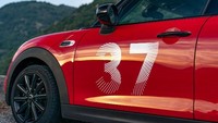 Nomor start 37 juga muncul pada elemen indikator samping yang dikenal sebagai side scuttles. Fitur keren lainnya adalah lampu depan LED dan lampu belakang berdesain Union Jack, stiker dengan tulisan Paddy Hopkirk Monte Carlo dan satu garis bonnet putih di sisi kiri kap mesin memiliki tanda tangan pemenang Monte 1964. Foto: Dok. BMW