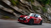 MINI Paddy Hopkirk Edition terinspirasi dari kemenangan pertama classic MINI pada sebuah kejuaraan legendaris pada tahun 1964. Pada tahun tersebut, compact cars (Mini Cooper S klasik) dengan nomor start 37 itu meraih kemenangan pertama dari tiga kemenangan brand Mini di Reli Monte Carlo yang legendaris. Di belakang kemudi mobil itu, pebalap reli Irlandia Utara berusia 30 tahun Patrick Paddy Hopkirk beraksi. Foto: Dok. BMW