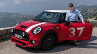 Fitur eksklusif lainnya yang membedakan MINI Paddy Hopkirk Edition dari varian standar MINI Cooper S termasuk aerodynamic kit John Cooper Works dengan spoiler belakang, jok John Cooper Works Dinamica Leather Carbon Black, setir John Cooper Works dengan paddle shifter dan anthracite headliner untuk kesan sporty lebih menonjol. Foto: Dok. BMW