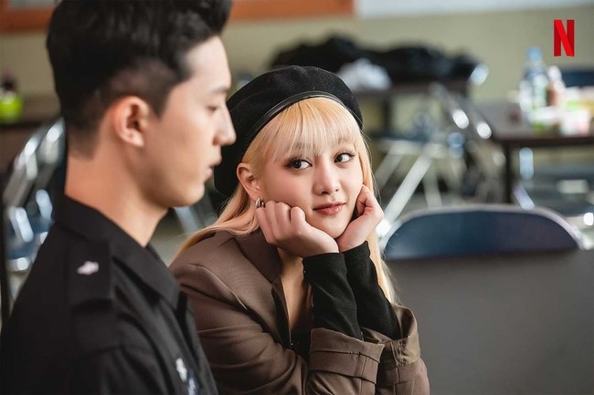 Minnie (G)I-DLE menuai pujian setelah membintangi sitkom garapan Netflix, So Not Worth It. Dia pun menjadi perbincangan karena gaya berpakaiannya dinilai classy. Foto: (dok. Netflix)