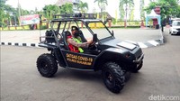 Gerakannya lincah saat menyusuri jalan raya, pengeras suara terus mendengungkan suara dari dua personel kepolisian yang menyuarakan soal kondisi terkini COVID-19.