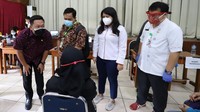 Charles mengapresiasi Pemerintah yang mempercepat proses vaksinasi di tengah harian COVID-19 yang terus melonjak. 