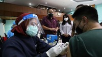 Seorang warga saat momen penyuntikan vaksin.