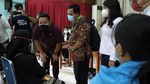 Momen Komisi IX DPR Tinjau Vaksinasi di Jakbar