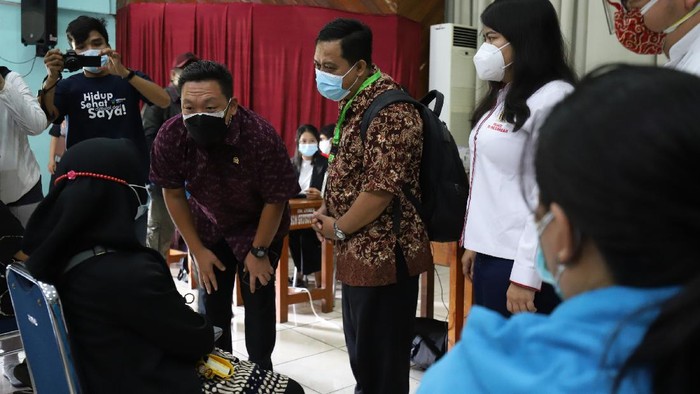 Wakil Ketua Komisi IX DPR-RI Charles Honoris bersama anggota DPRD DKI Jakarta, Ima Mahdiah, meninjau vaksinasi Covid-19 di GOR Jakarta Barat, Jumat (25/6/2021).