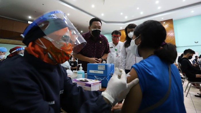 Momen Komisi IX DPR Tinjau Vaksinasi di Jakbar Wakil Ketua Komisi IX DPR-RI Charles Honoris bersama anggota DPRD DKI Jakarta, Ima Mahdiah, meninjau vaksinasi Covid-19 di GOR Jakarta Barat, Jumat (25/6/2021).