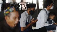 Sebelum pelaksanaan salat Jumat, petugas masjid sudah mengimbau kepada para jamaah untuk membawa peralatan salat, seperti sajadah sendiri.