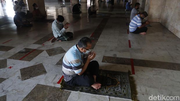 Pelaksanaan salat Jumat di saat pandemi COVID-19 melonjak di Masjid Agung At Tin, Jakarta Timur, Jumat (25/06/2021), berjalan tertib.