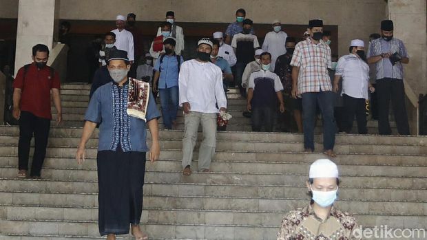 Pelaksanaan salat Jumat di saat pandemi COVID-19 melonjak di Masjid Agung At Tin, Jakarta Timur, Jumat (25/06/2021), berjalan tertib.