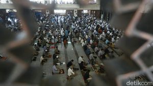 Momen Salat Jumat di Masjid Agung At-Tin