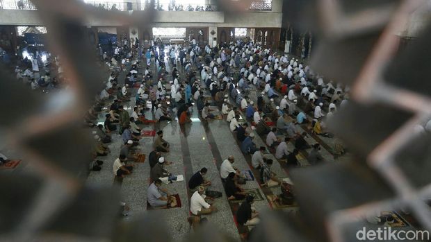 Pelaksanaan salat Jumat di saat pandemi COVID-19 melonjak di Masjid Agung At Tin, Jakarta Timur, Jumat (25/06/2021), berjalan tertib.